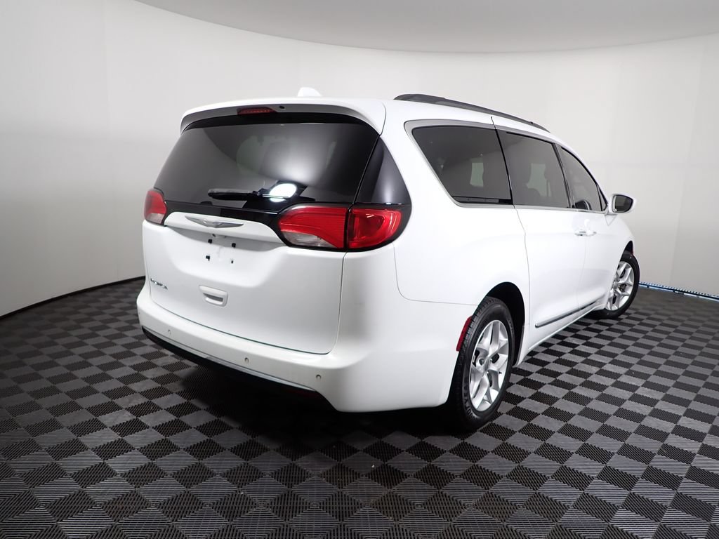 Used 2017 Chrysler Pacifica Touring-L w/ Tire & Wheel Group FWD image 16