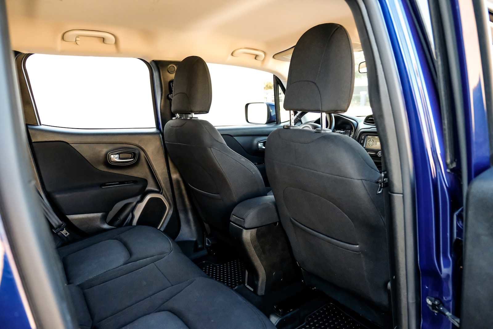 Used 2017 Jeep Renegade Latitude w/ Cold Weather Group image 33