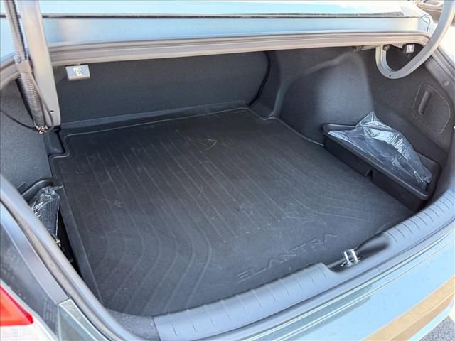 Certified 2025 Hyundai Elantra SE FWD image 24