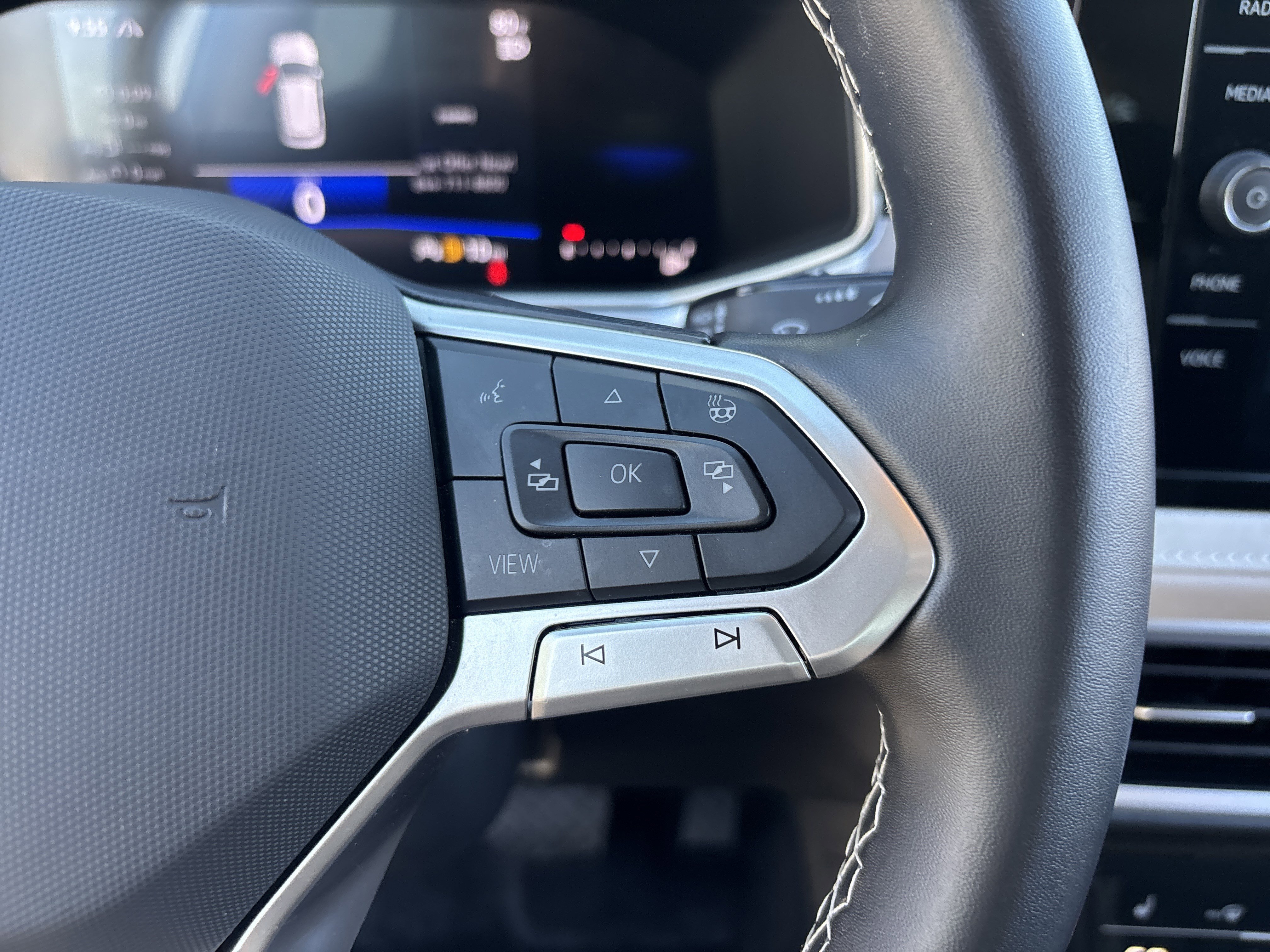 Used 2025 Volkswagen Taos SE image 27