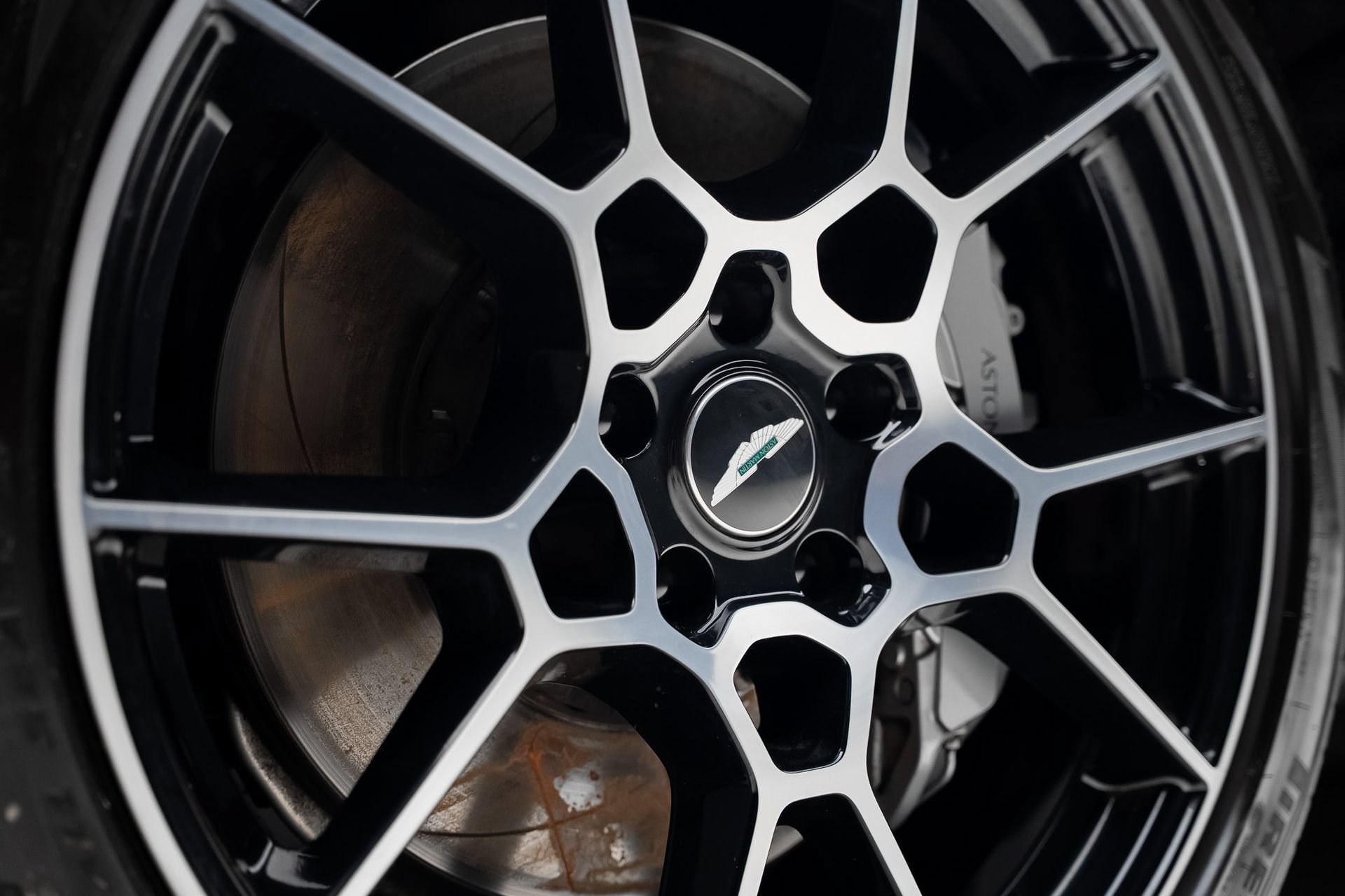 Used 2021 Aston Martin DBX AWD/4WD image 22