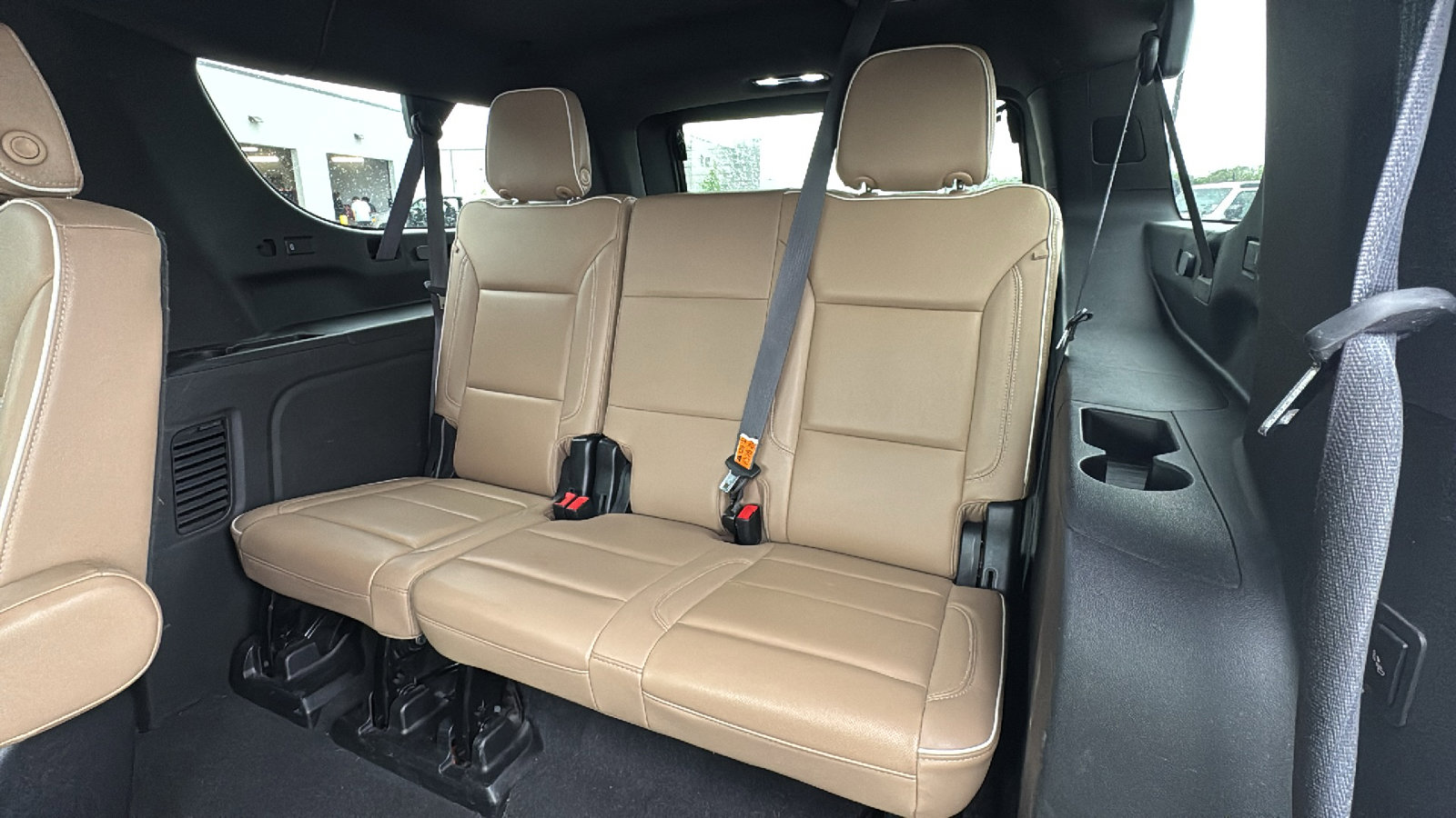 Used 2023 Chevrolet Suburban Premier w/ Premium Package 2 AWD/4WD image 16