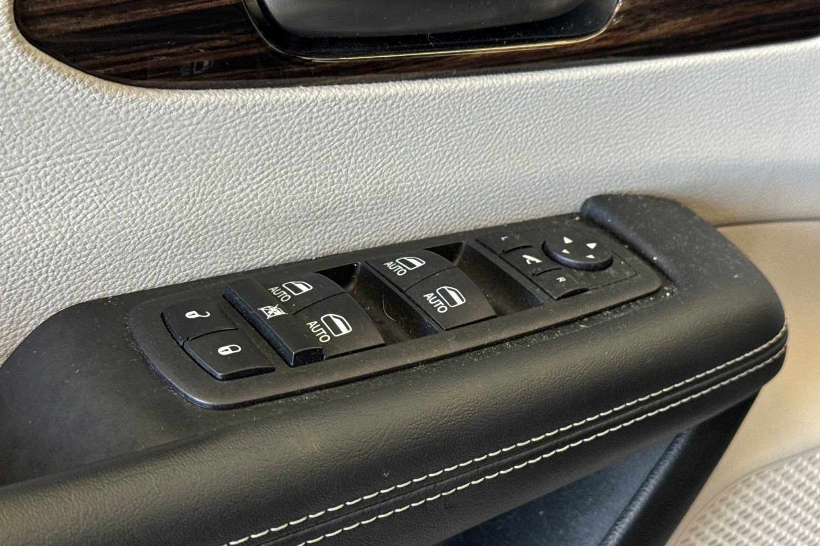 Used 2023 Chrysler Pacifica Limited w/ Uconnect Theater Family Group AWD/4WD image 13