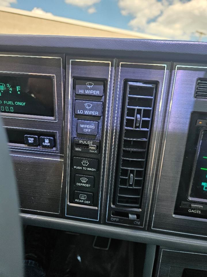 Used 1988 Buick Reatta Coupe FWD image 24