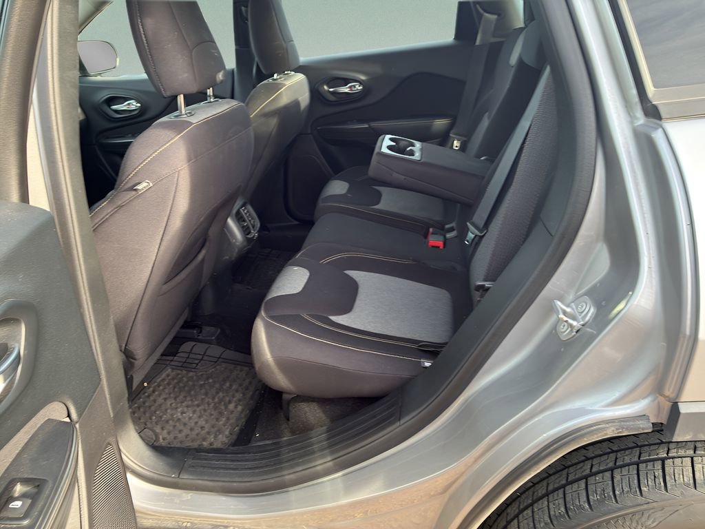 Used 2016 Jeep Cherokee Sport image 9