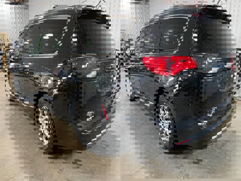 Used 2020 Chrysler Pacifica Touring-L image 3