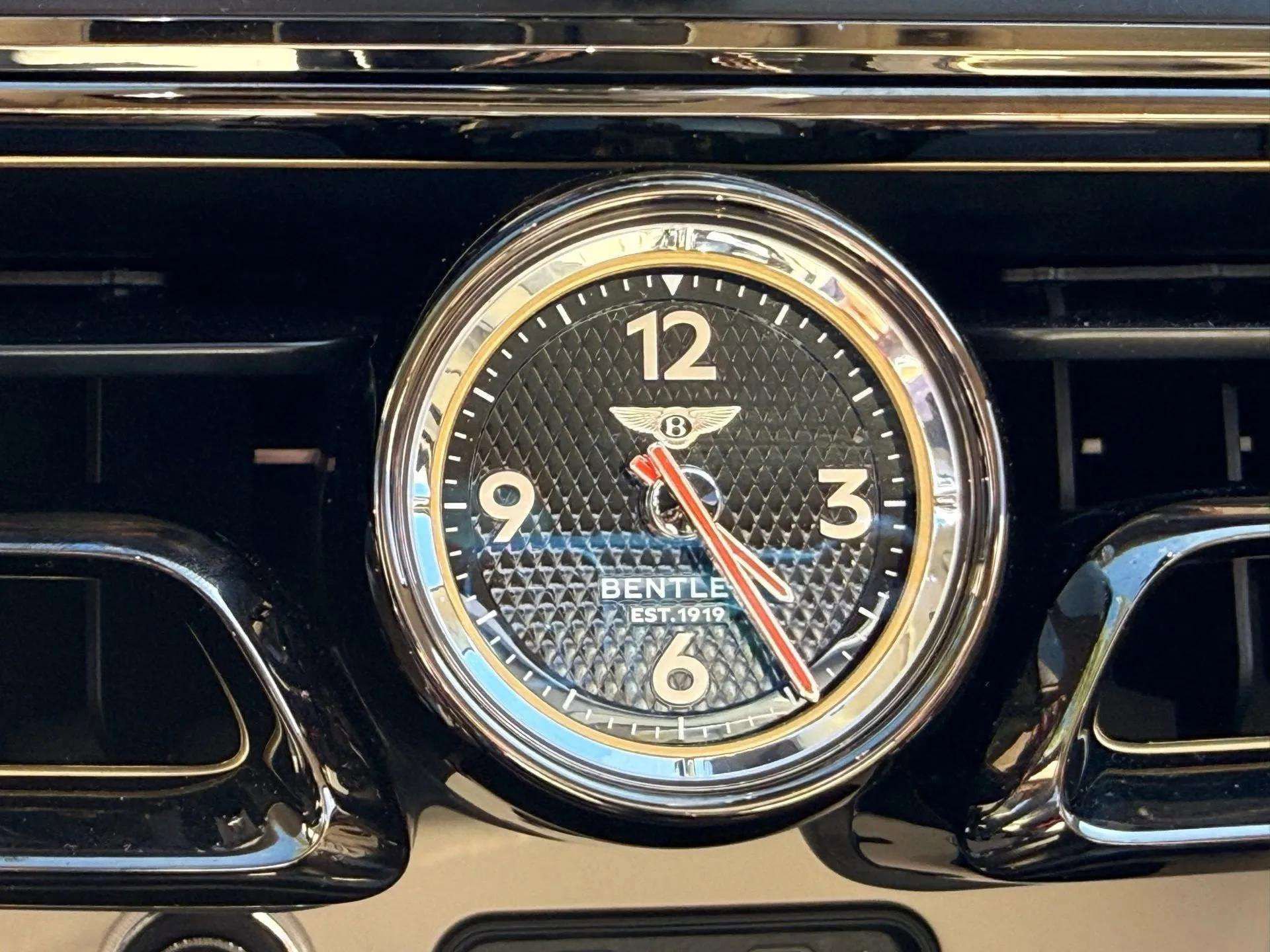 Used 2025 Bentley Flying Spur Plug-In Hybrid image 53