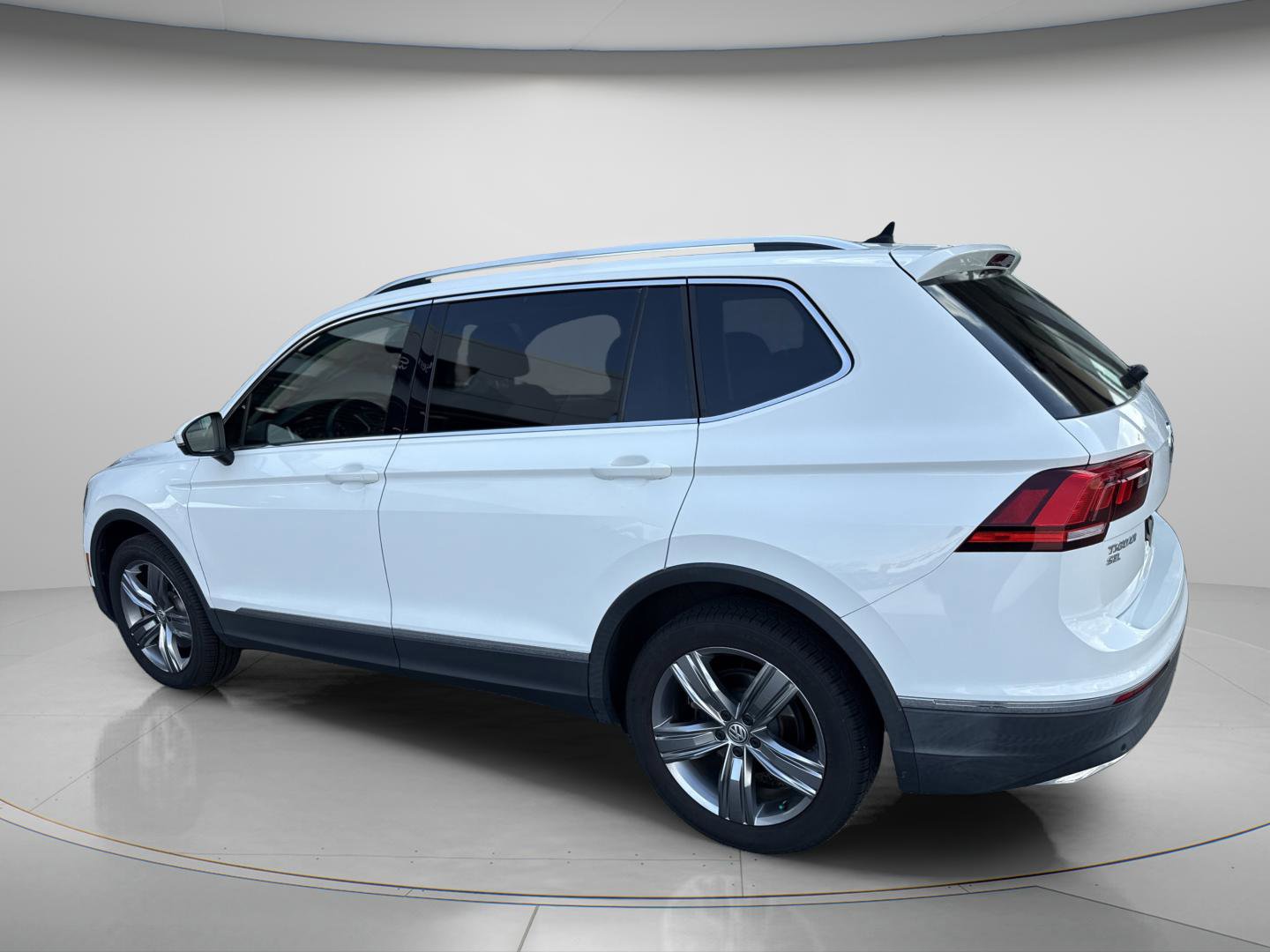 Used 2019 Volkswagen Tiguan SEL Premium image 4