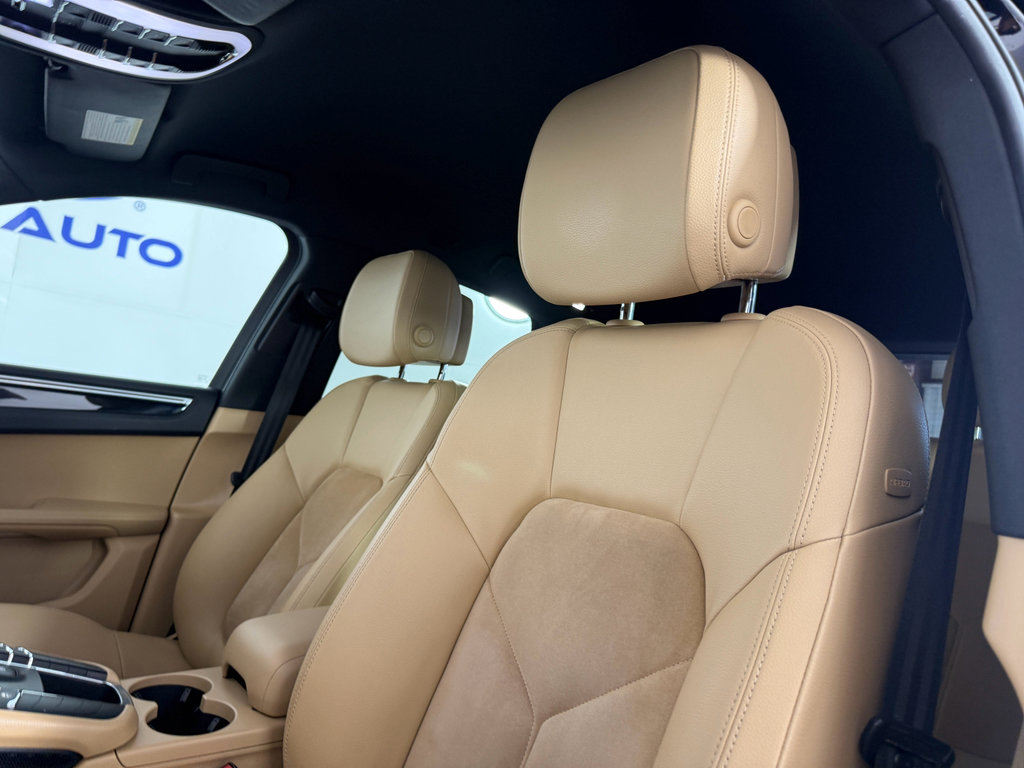 Used 2018 Porsche Macan Base (PDK) image 22