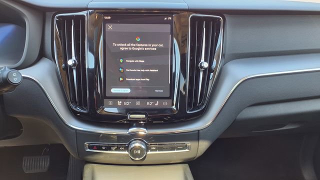 Used 2025 Volvo XC60 B5 Core image 24