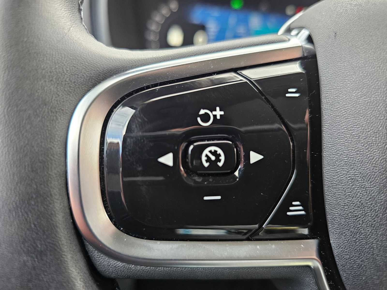 Certified 2024 Volvo XC90 B6 Ultimate w/ Protection Package Premier image 44