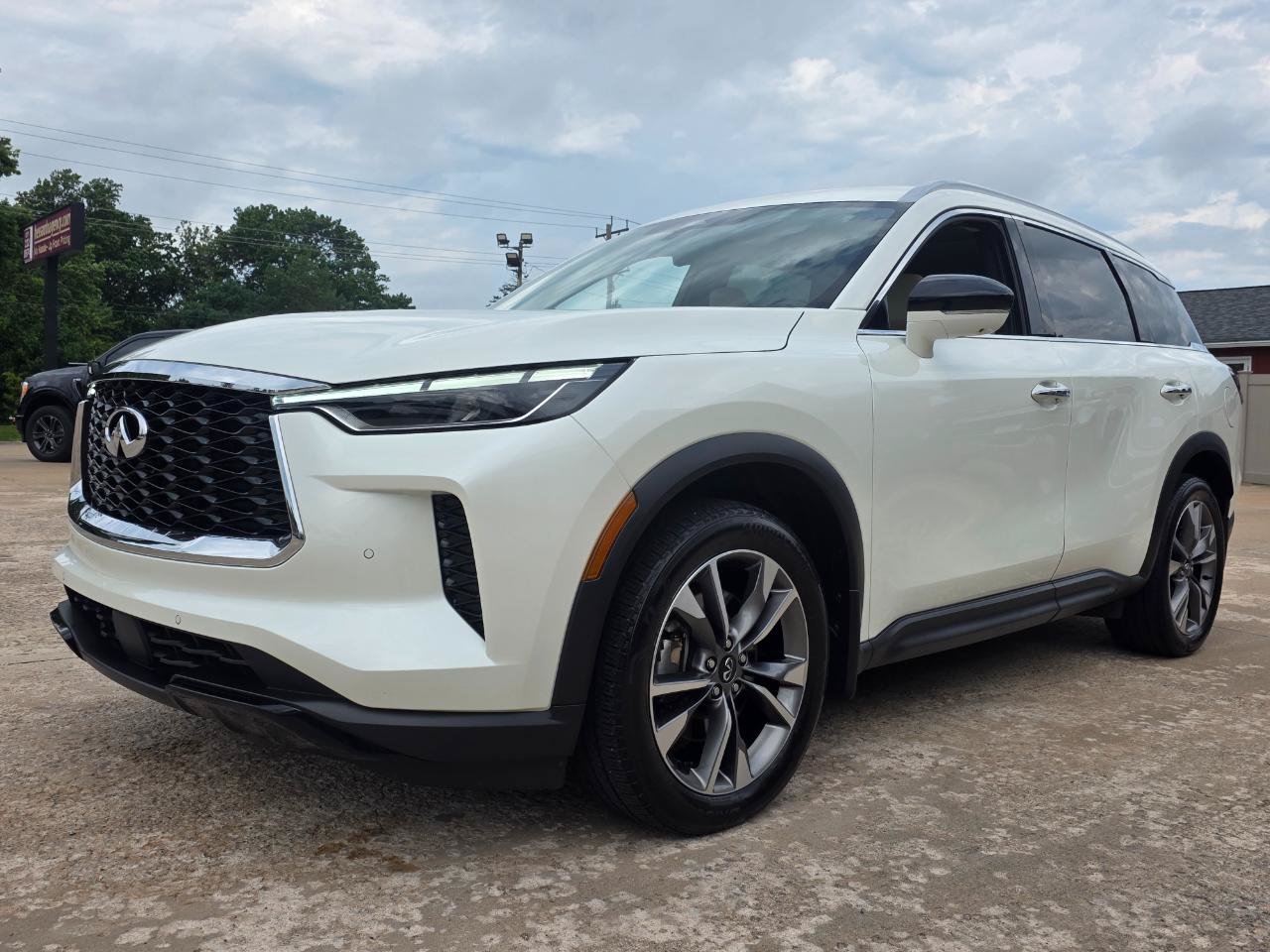 Used 2023 INFINITI QX60 Luxe AWD/4WD image 2