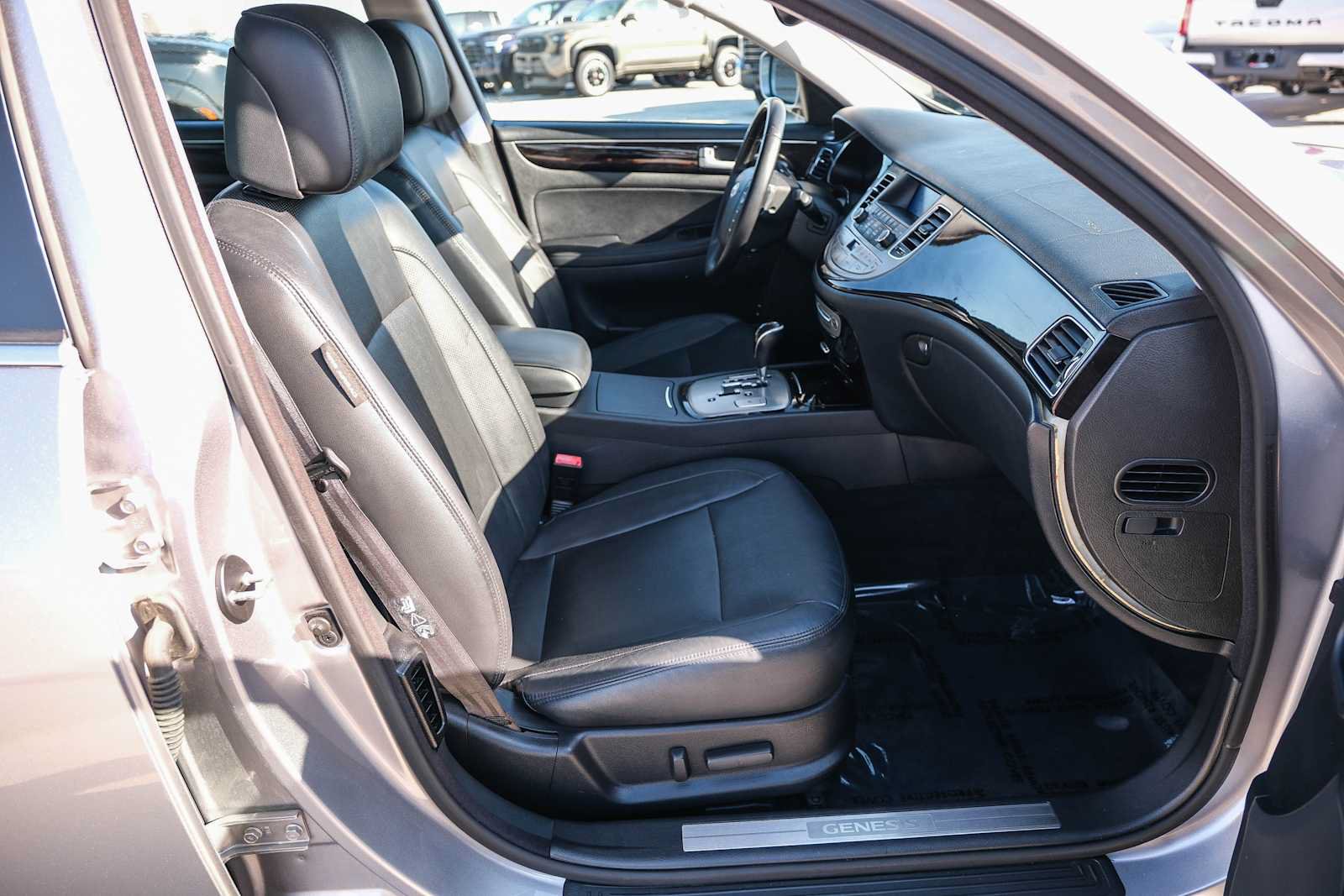 Used 2013 Hyundai Genesis 3.8 RWD image 18