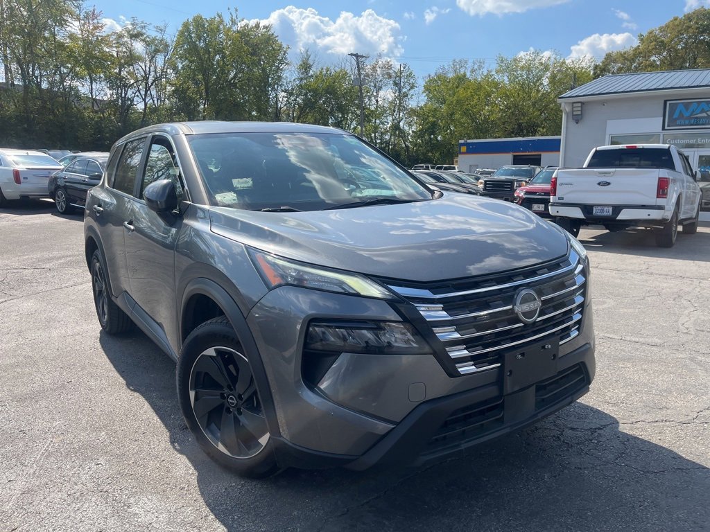 Used 2024 Nissan Rogue SV image 2