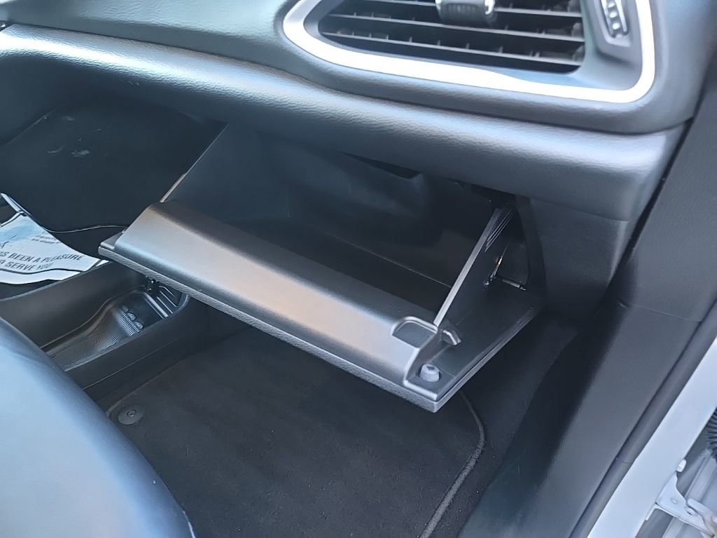 Used 2025 Chrysler Pacifica Select image 70