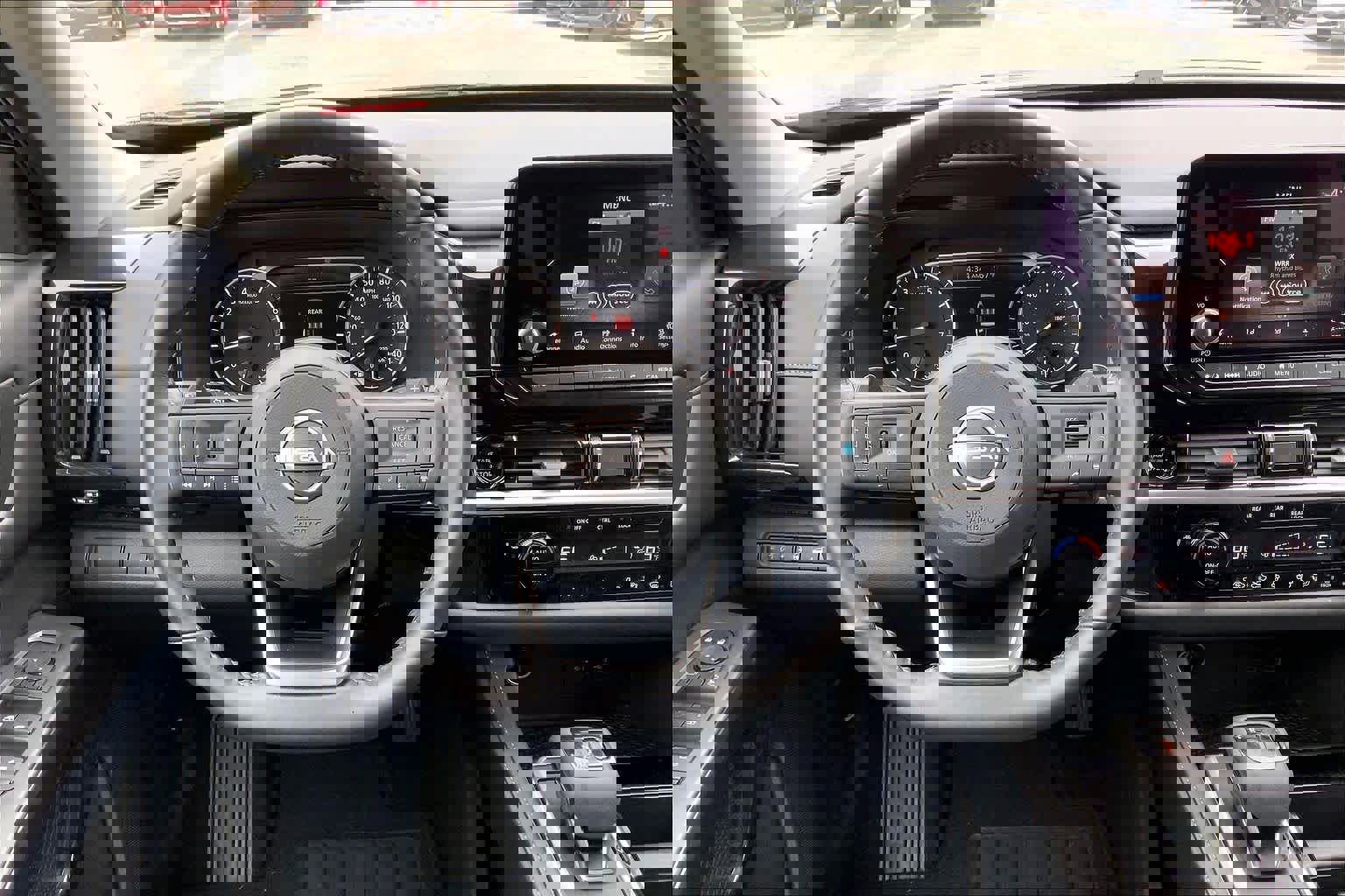 Used 2025 Nissan Pathfinder SV image 6