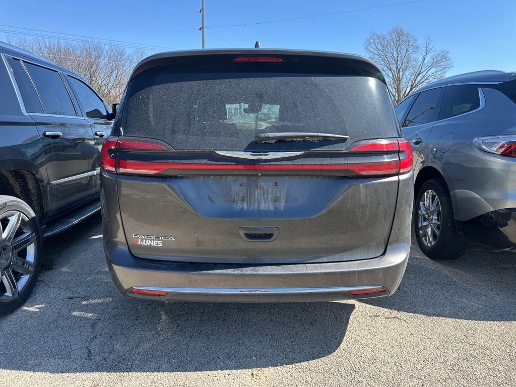 Used 2022 Chrysler Pacifica Touring-L image 10