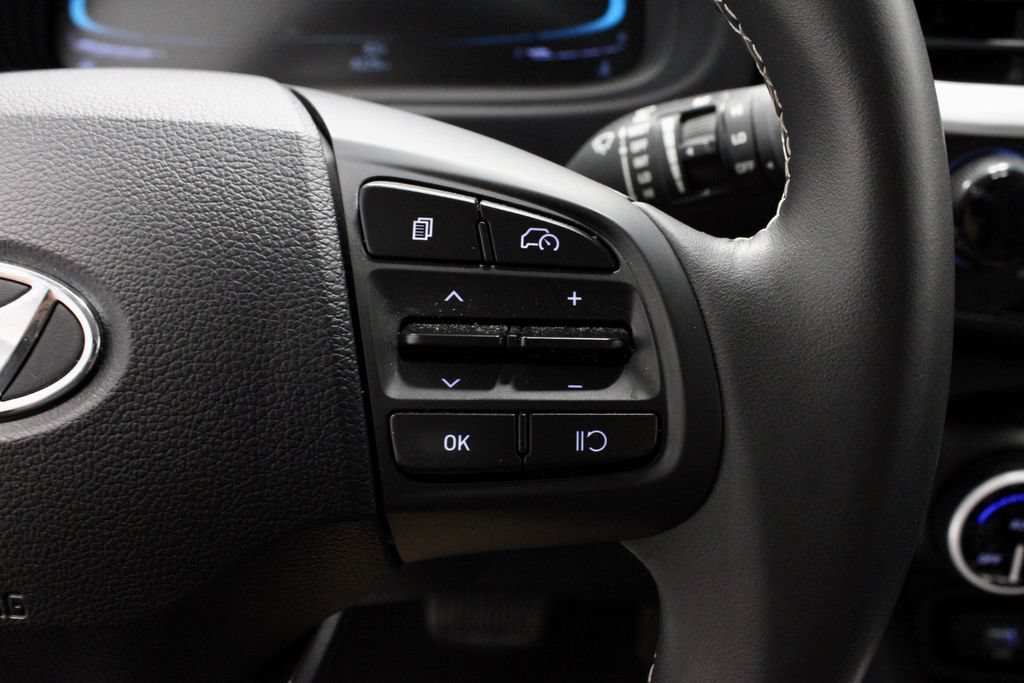 Certified 2025 Hyundai Venue Limited FWD image 29