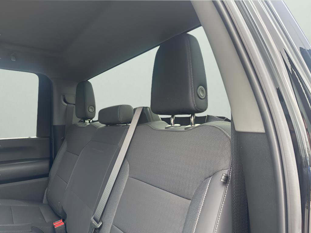 Used 2025 Chevrolet Silverado 2500 Custom w/ Custom Value Package image 18