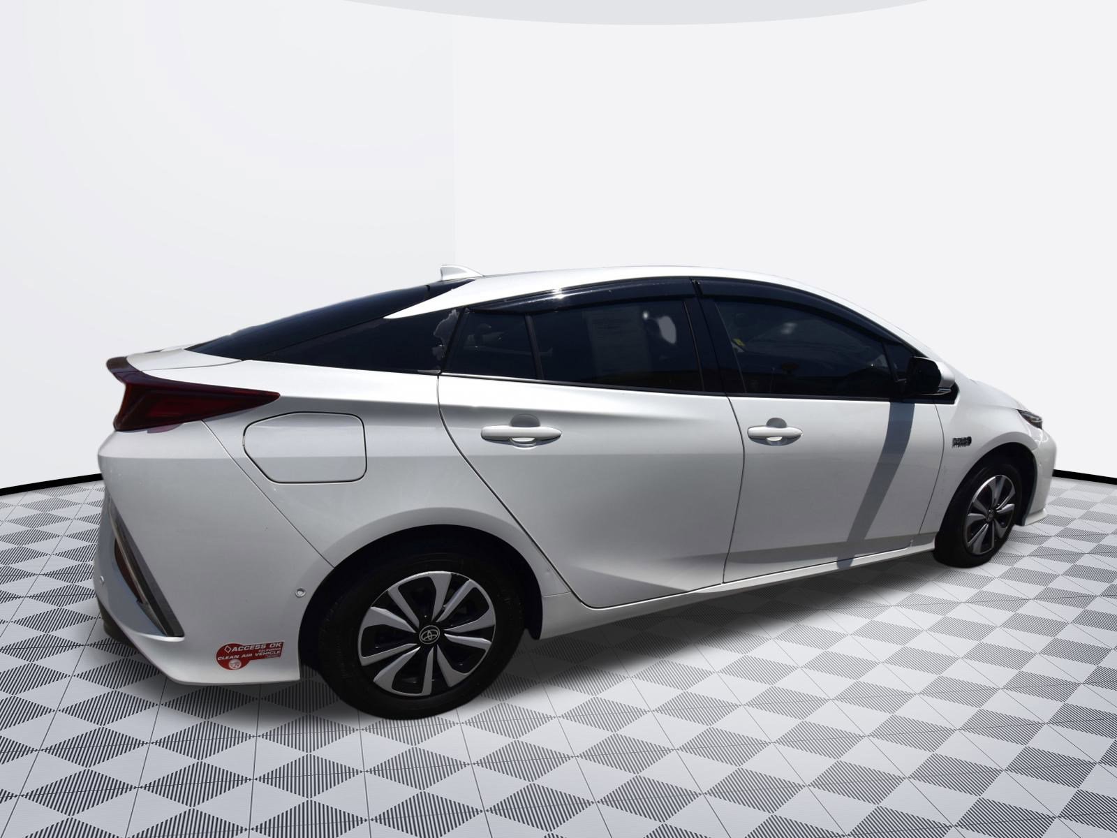 Used 2017 Toyota Prius Prime Advanced w/ Carpet Mat Package image 9