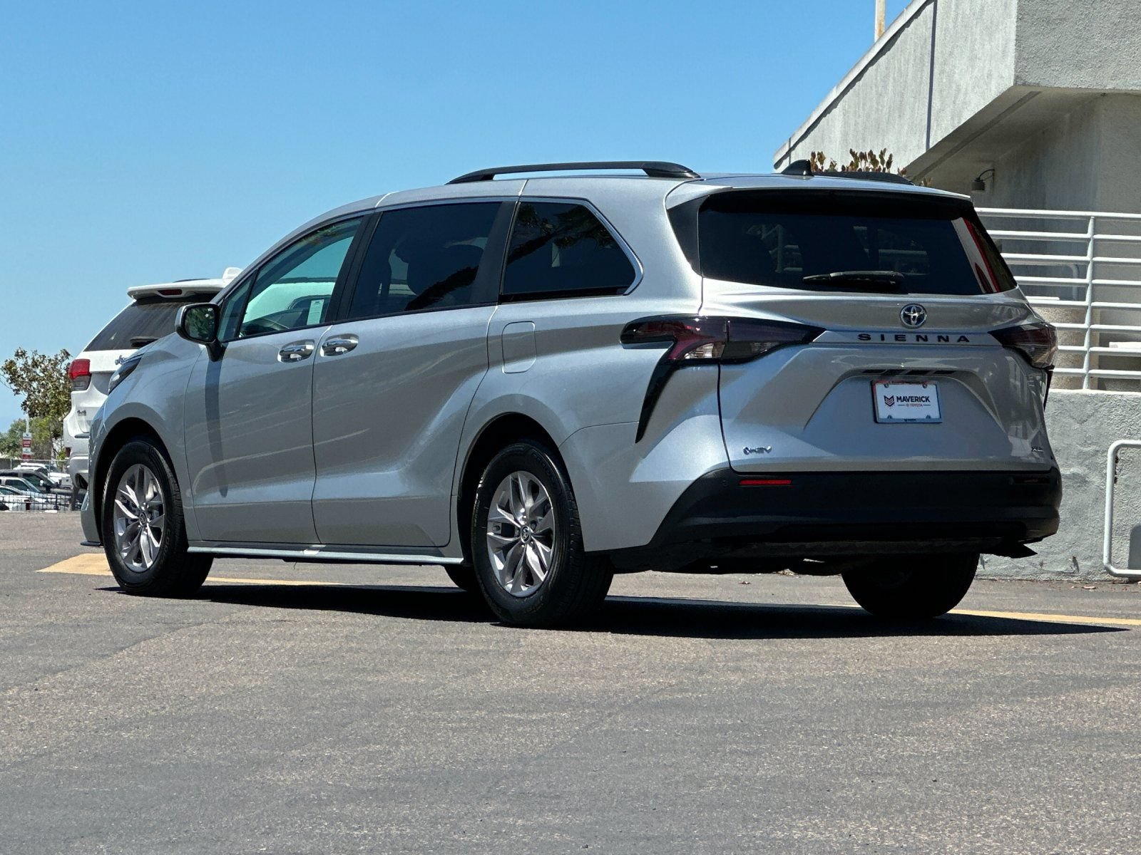 Used 2025 Toyota Sienna XLE FWD image 3