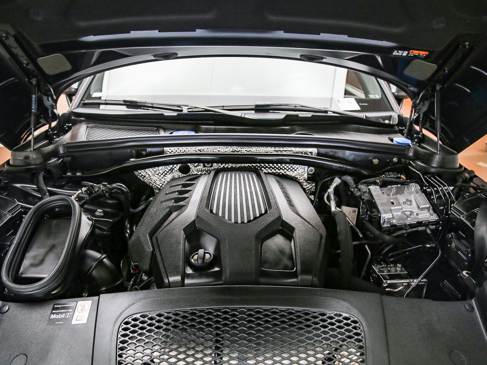 Certified 2026 Porsche Macan AWD/4WD image 32