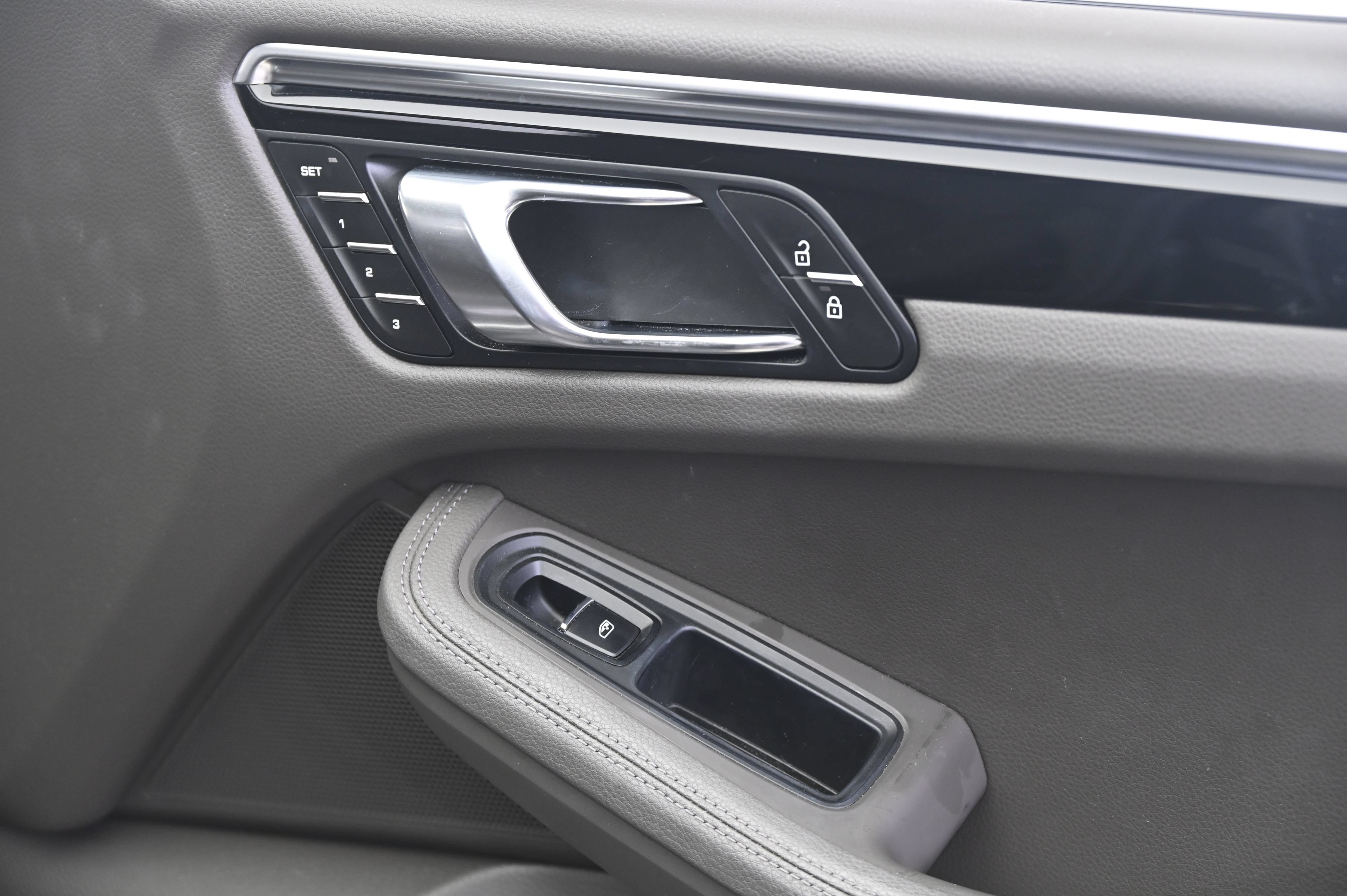 Certified 2024 Porsche Macan S AWD/4WD image 21