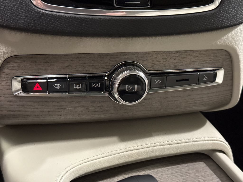 Certified 2023 Volvo XC90 B6 Plus w/ Protection Package Premier AWD/4WD image 17