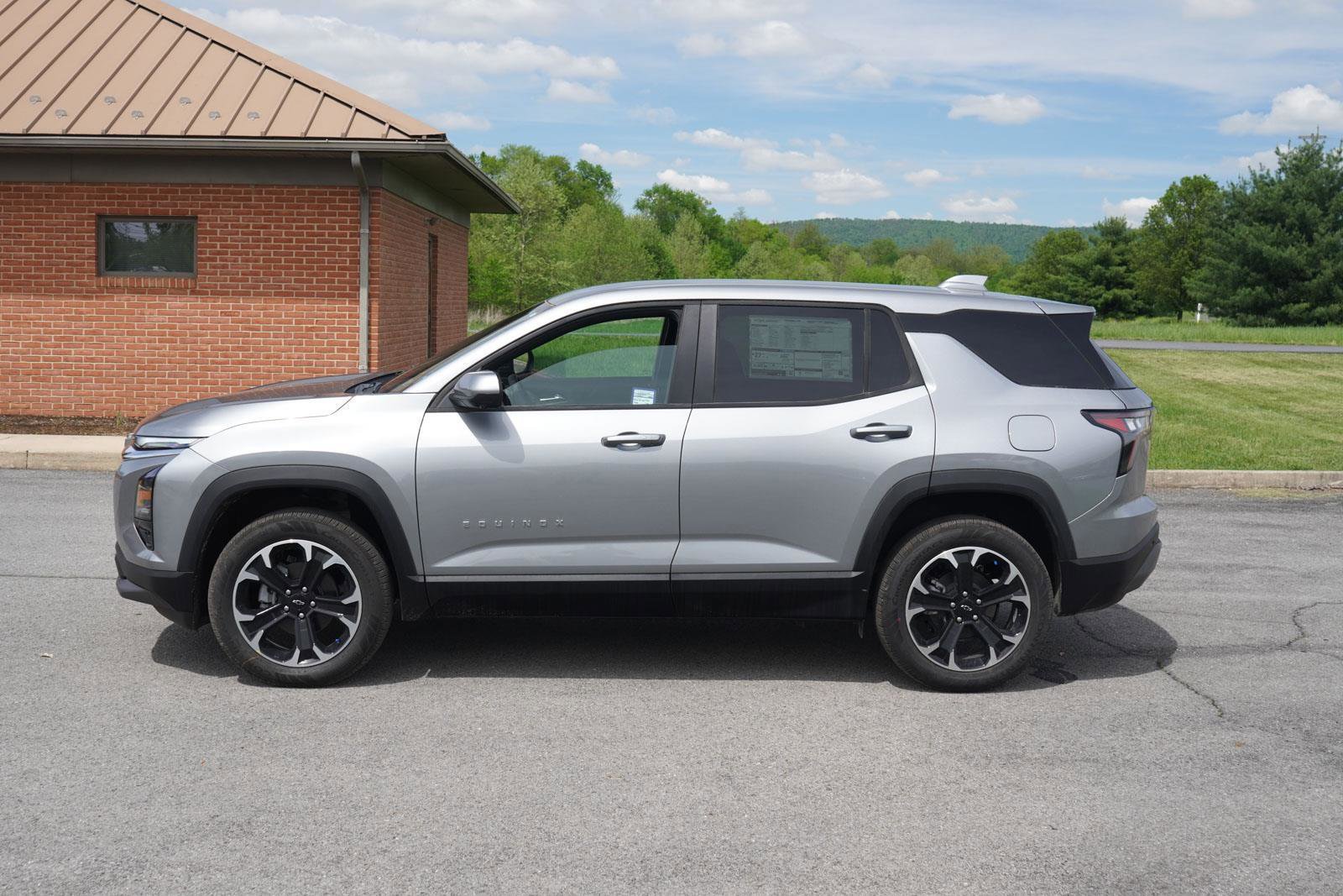 New 2025 Chevrolet Equinox LT w/ Safety and Technology Package image 7