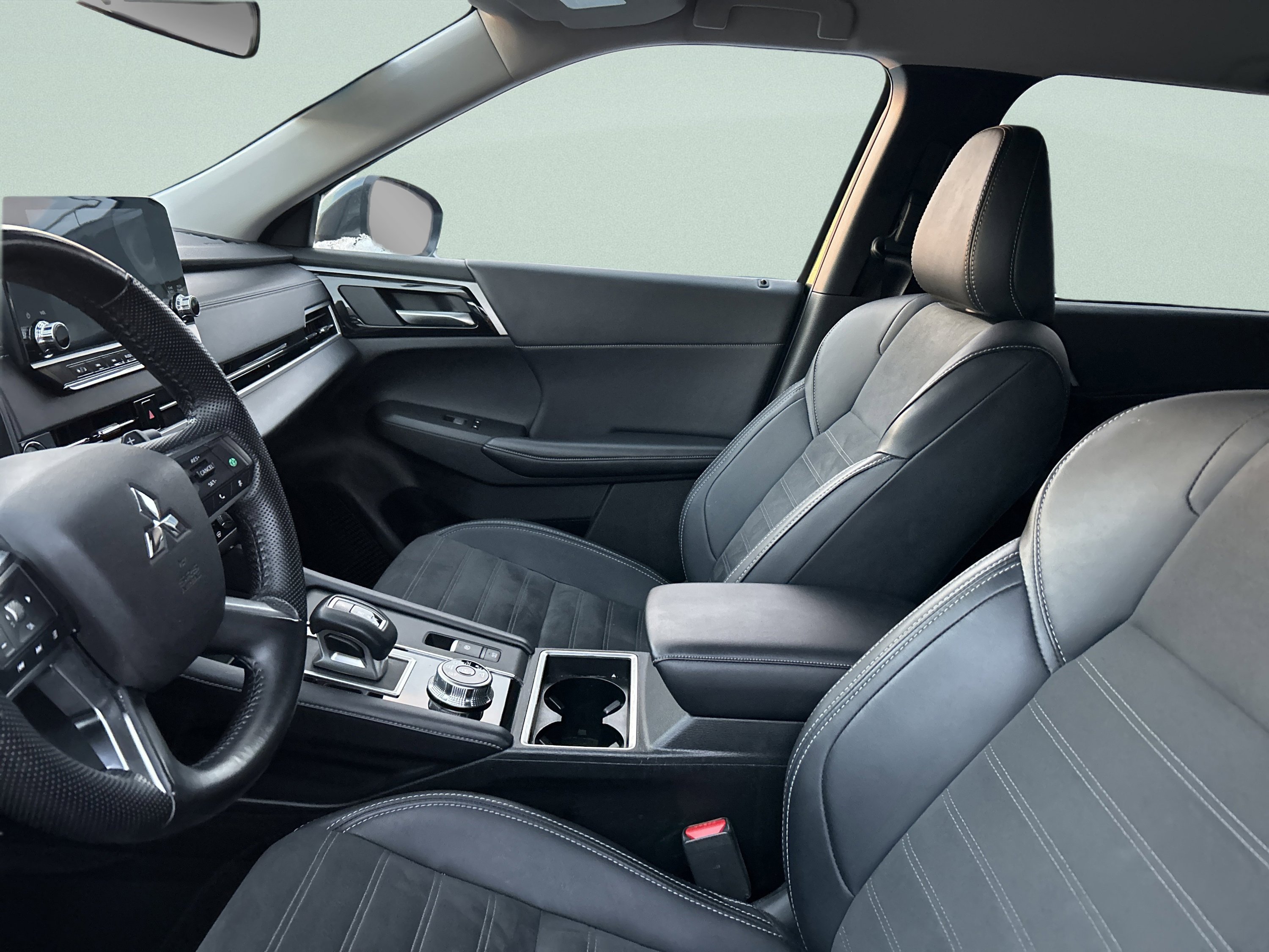 Used 2024 Mitsubishi Outlander SE image 16