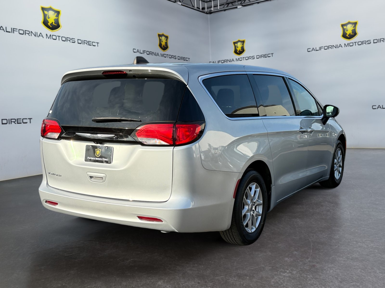 Used 2023 Chrysler Voyager LX FWD image 5