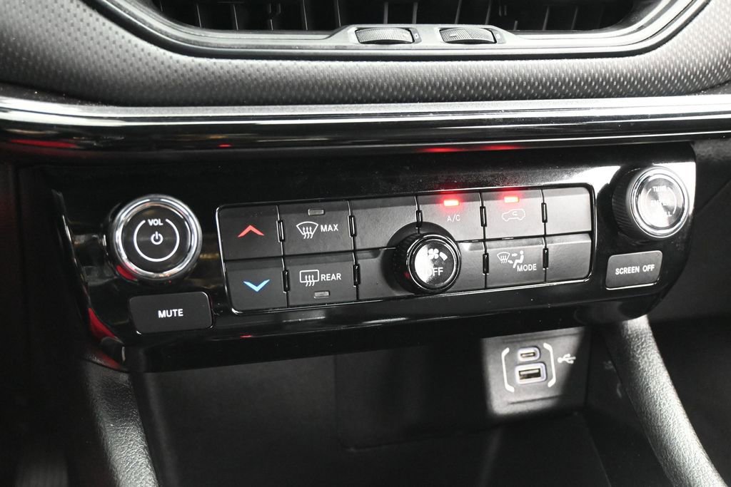 Used 2023 Jeep Compass Latitude AWD/4WD image 19