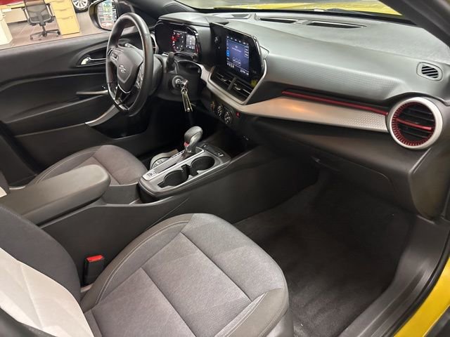 Used 2024 Chevrolet Trax RS w/ Sunroof Package FWD image 12