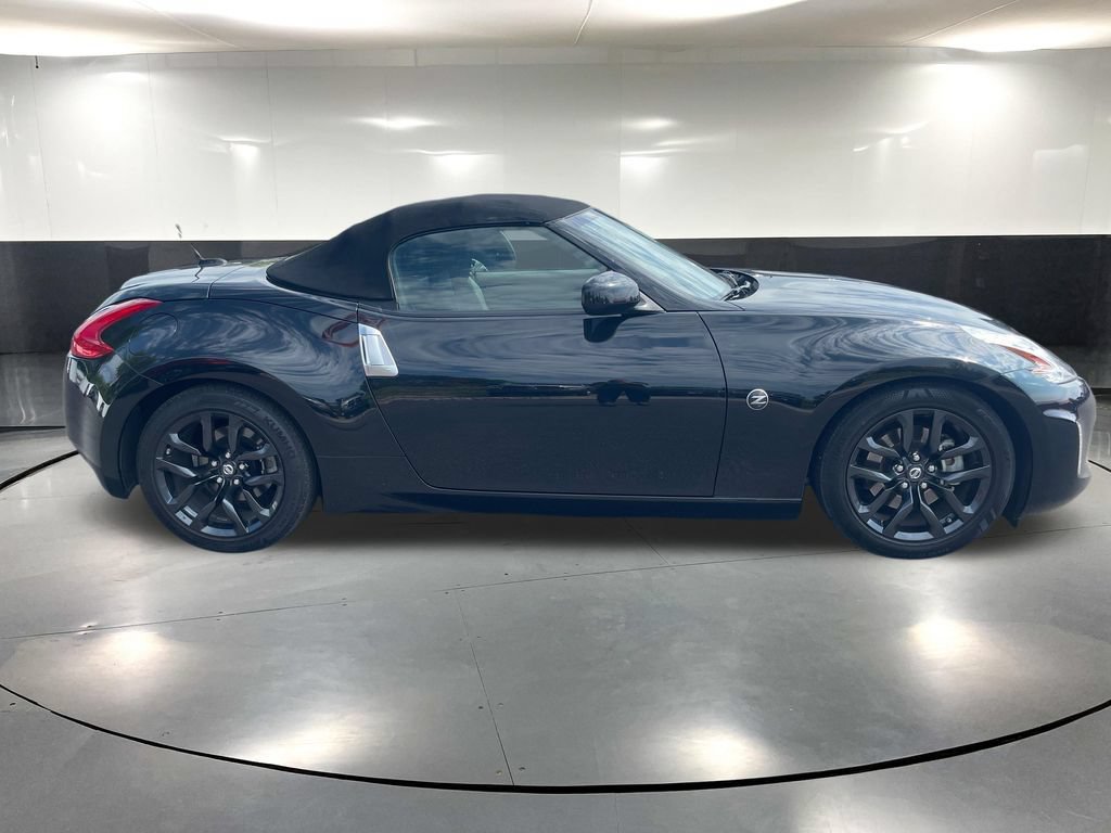 Used 2017 Nissan 370Z Touring RWD image 3