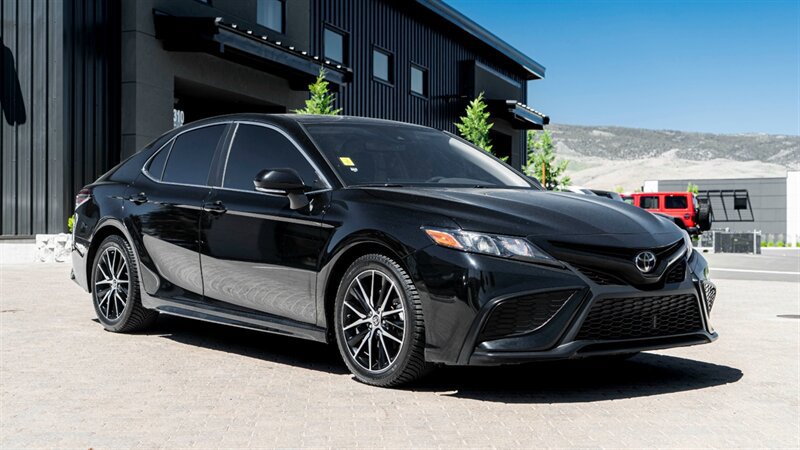Used 2022 Toyota Camry SE w/ Convenience Package FWD image 1