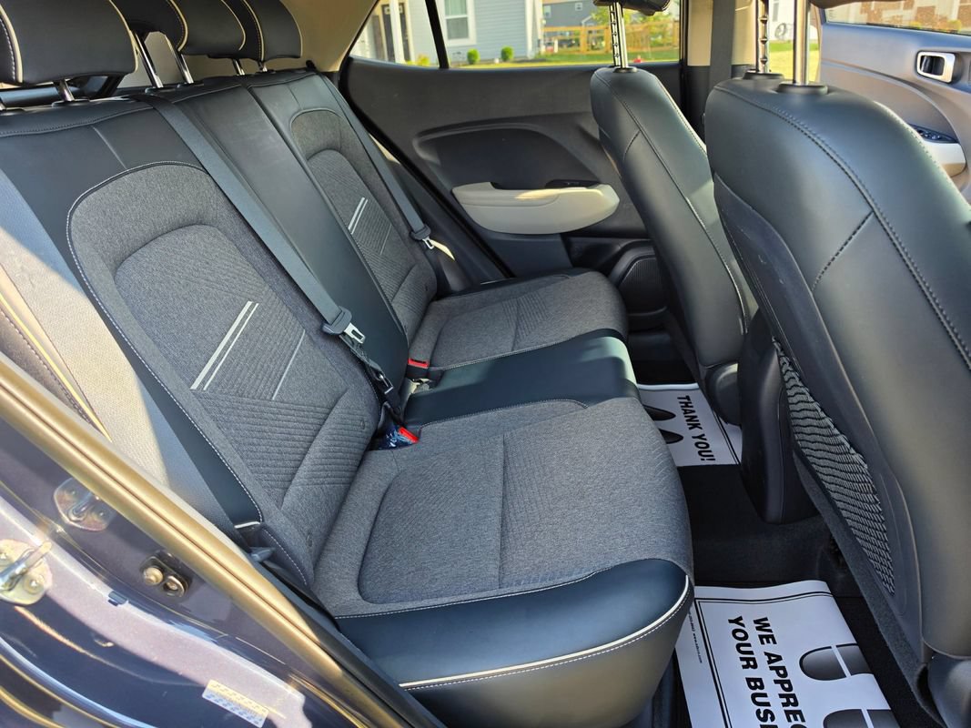Used 2022 Hyundai Venue Limited FWD image 15