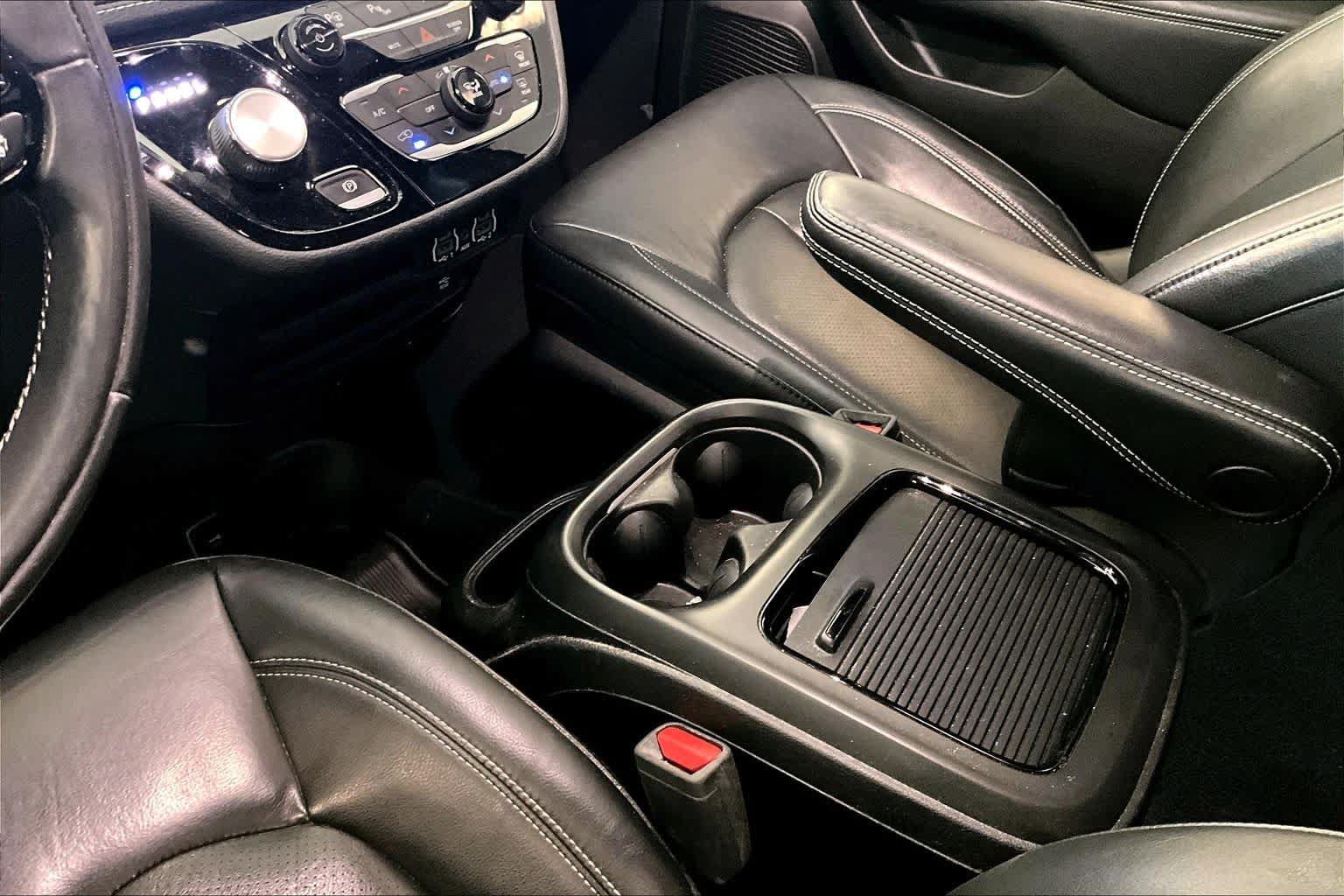 Used 2022 Chrysler Pacifica Touring-L w/ Uconnect Theater Family Group FWD image 15