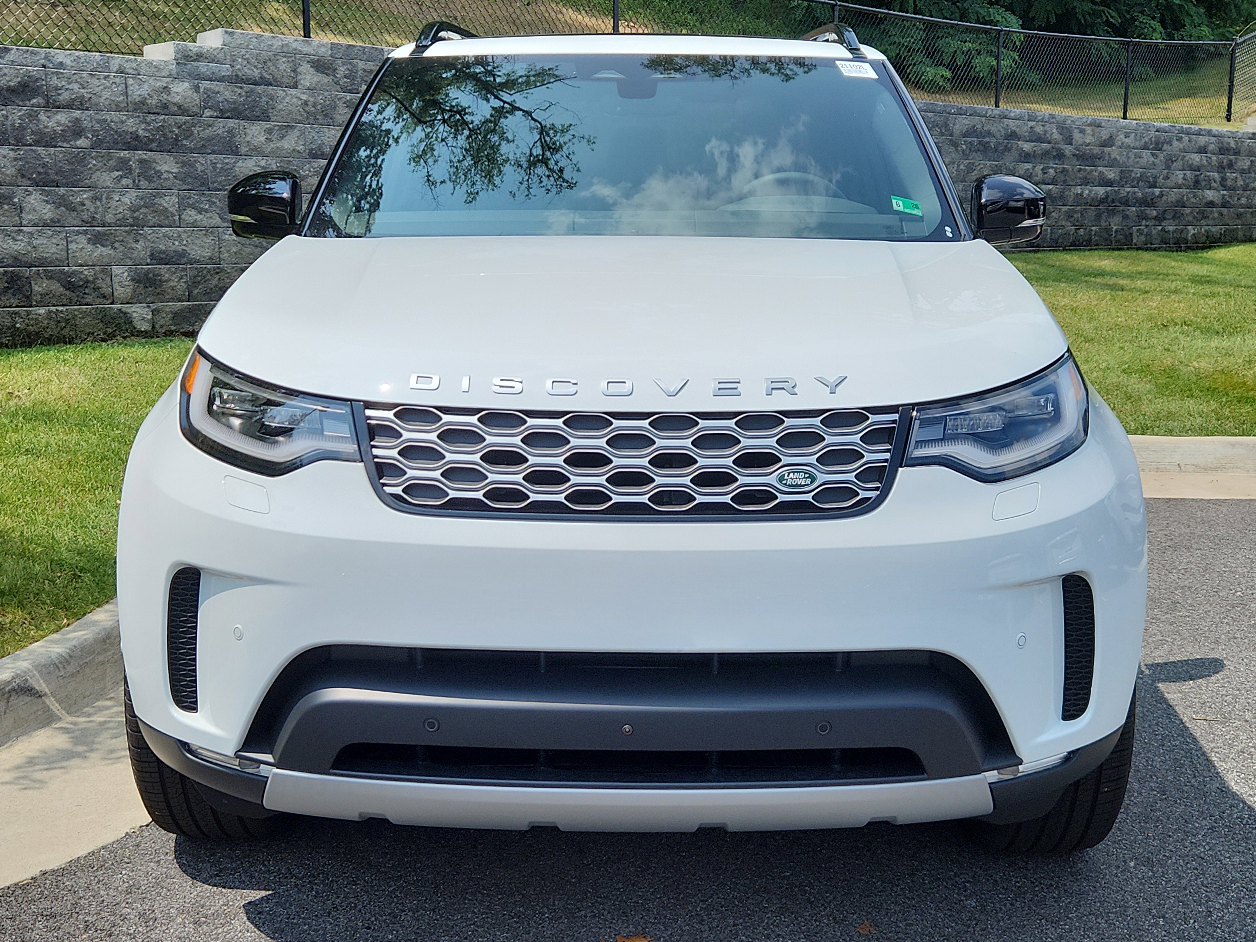 New 2025 Land Rover Discovery S image 8