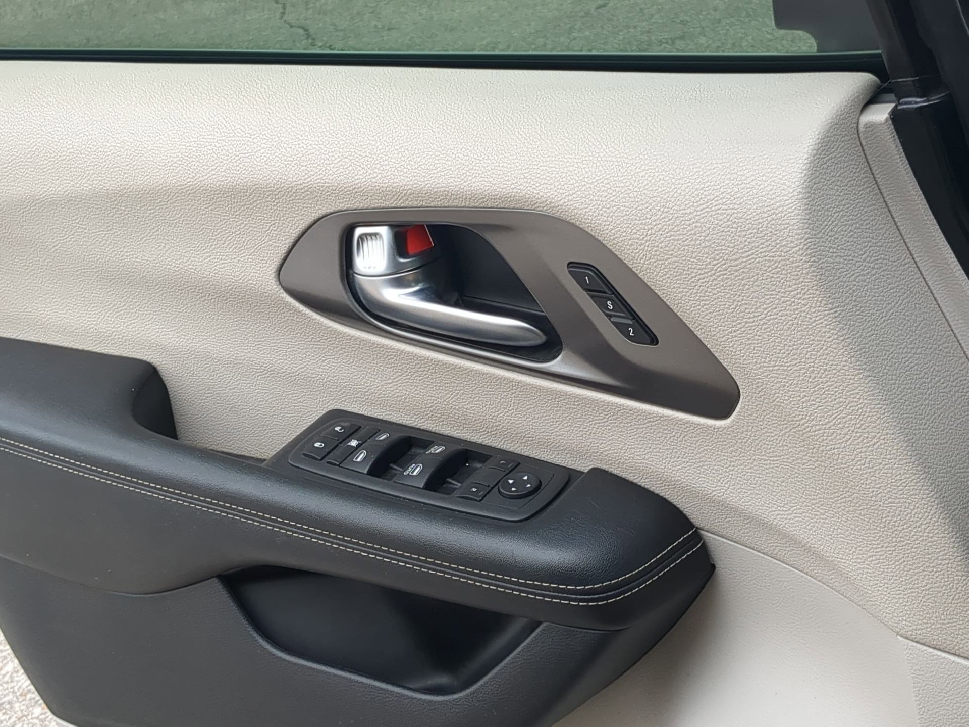 Used 2023 Chrysler Pacifica Touring-L image 13