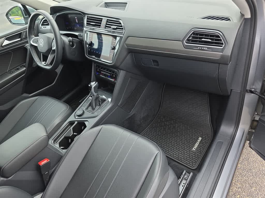 Used 2023 Volkswagen Tiguan SE w/ Panoramic Sunroof Package AWD/4WD image 11