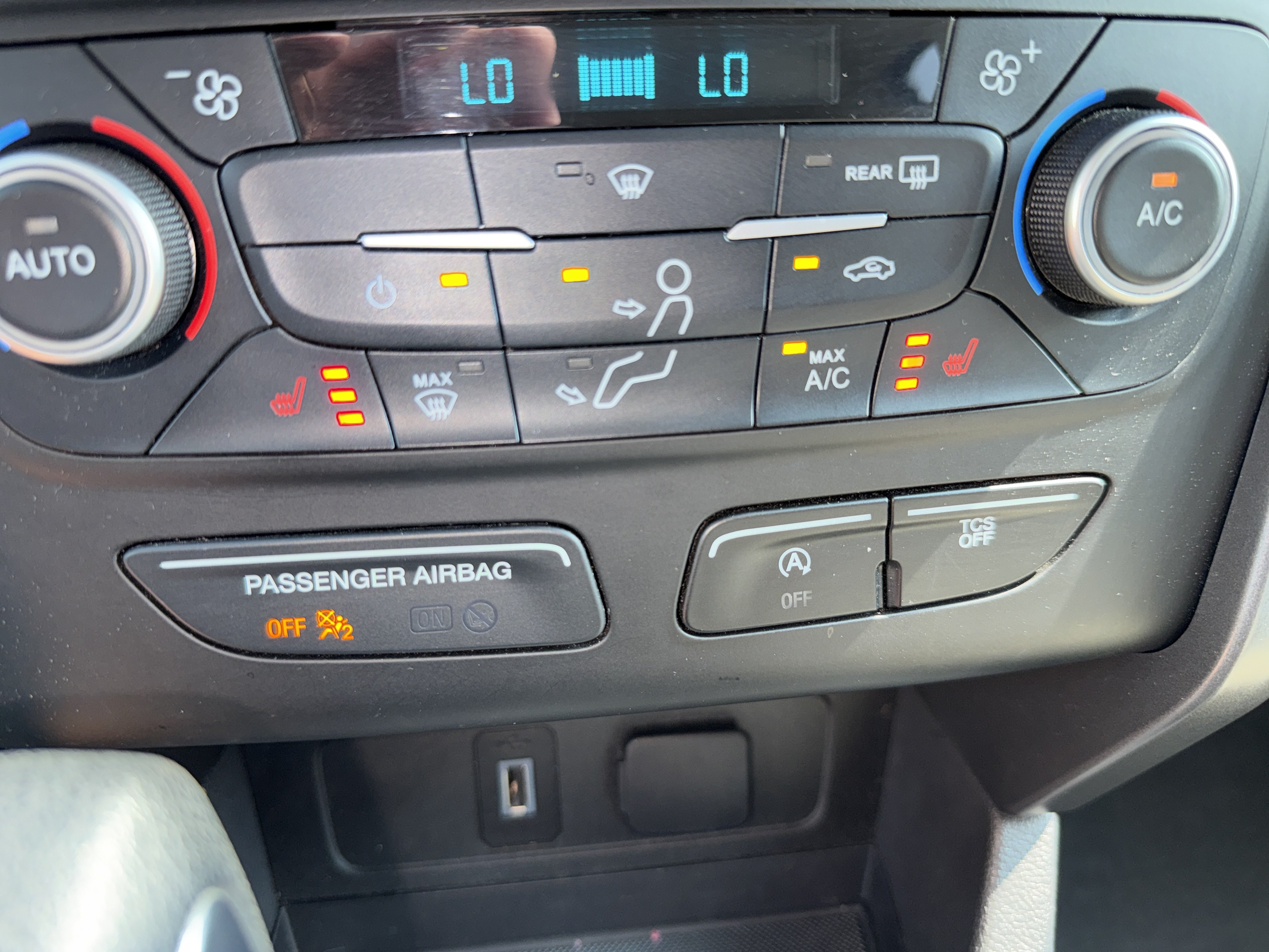 Used 2018 Ford Escape SE w/ SE Sync 3 Package AWD/4WD image 27