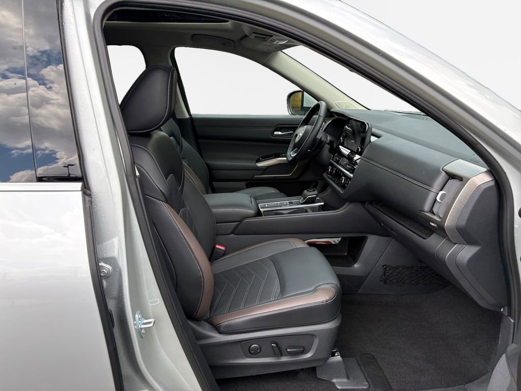 Used 2025 Nissan Pathfinder Platinum FWD image 26