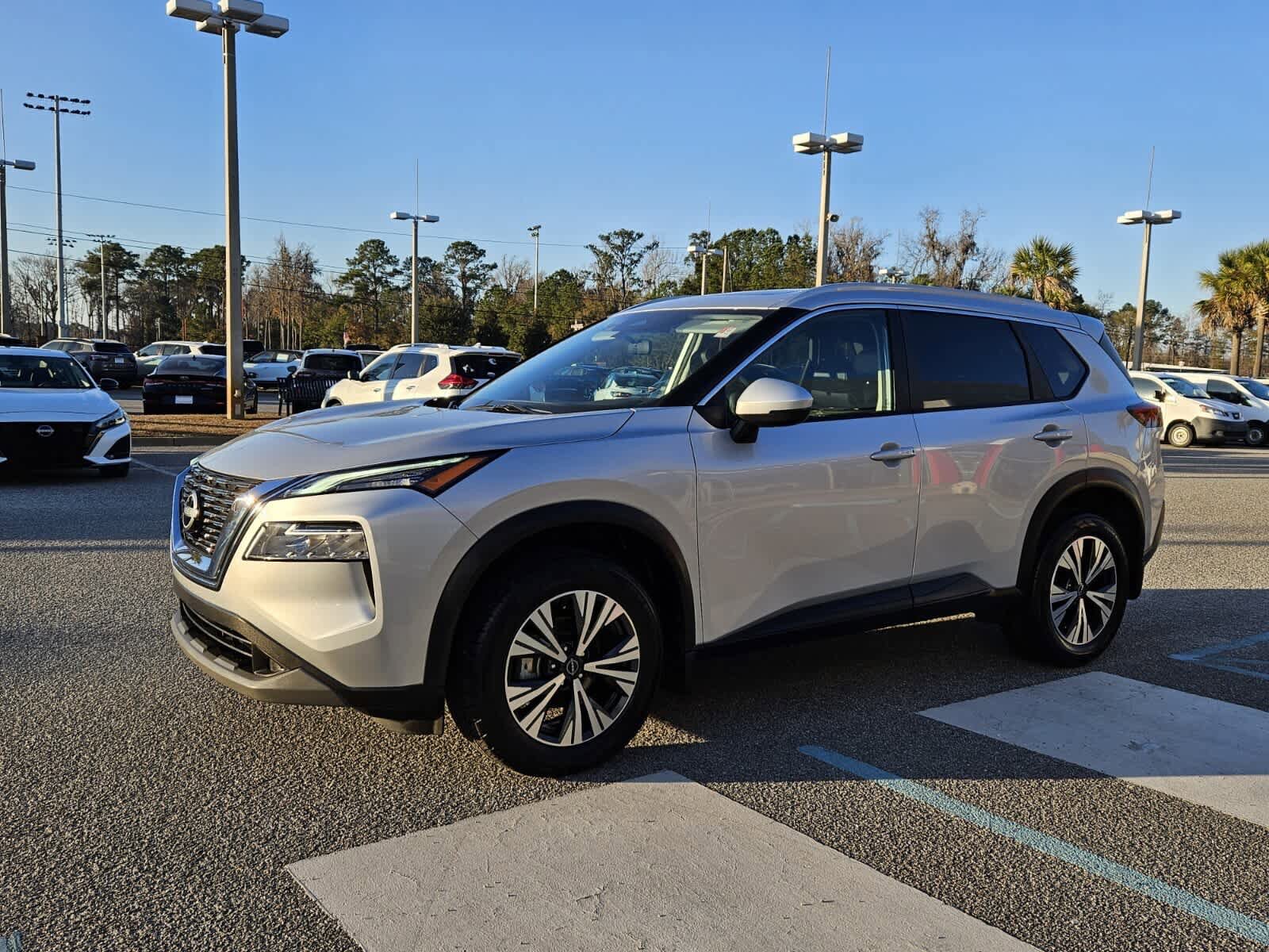 Used 2022 Nissan Rogue SV w/ SV Premium Package image 2