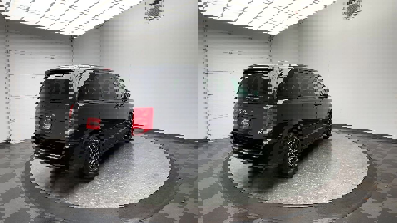 Used 2016 Dodge Grand Caravan R/T image 32