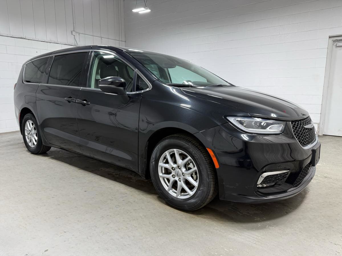 Used 2023 Chrysler Pacifica Touring-L image 3