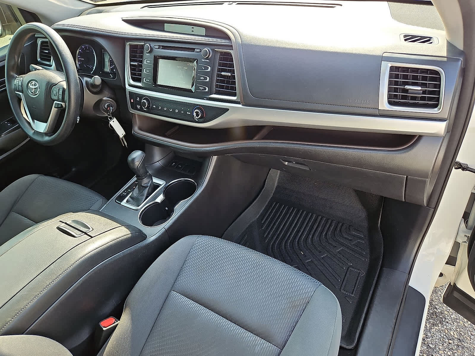Used 2017 Toyota Highlander LE FWD image 32