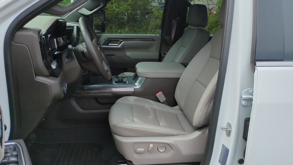 Used 2025 Chevrolet Silverado 2500 LTZ w/ LTZ Convenience Package image 11