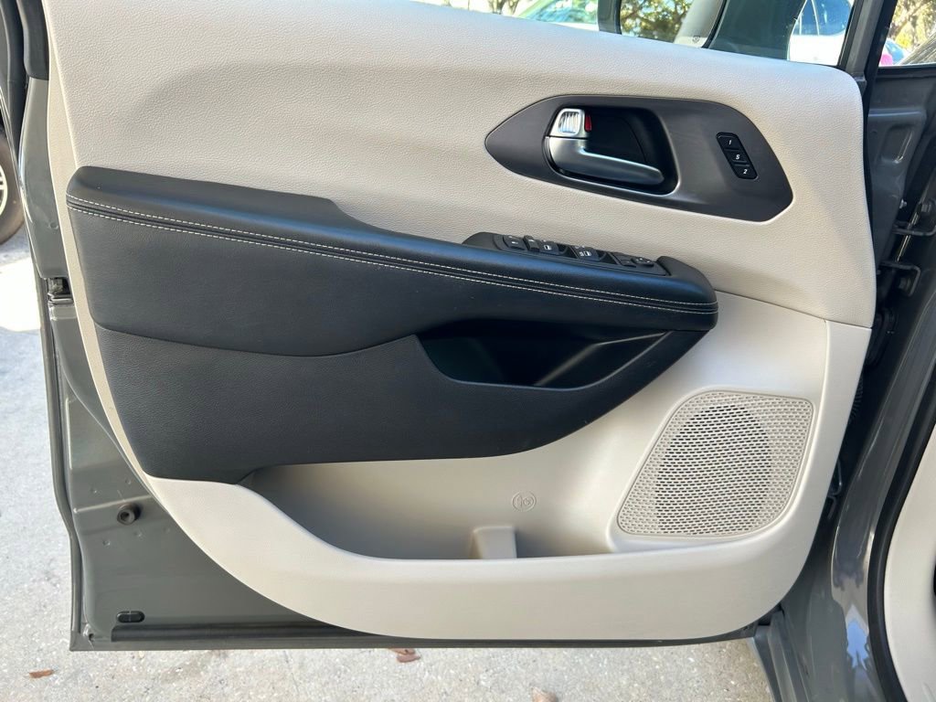 Used 2022 Chrysler Pacifica Touring-L image 17