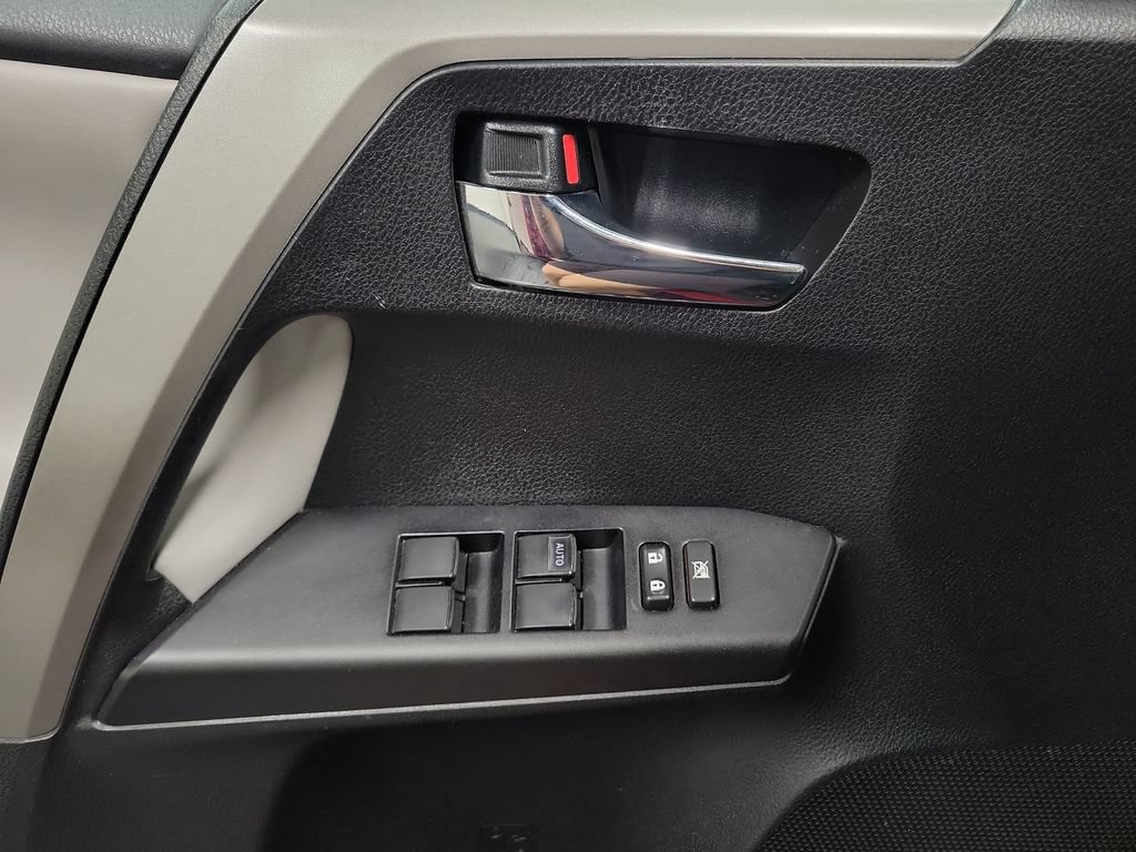 Used 2018 Toyota RAV4 XLE AWD/4WD image 22
