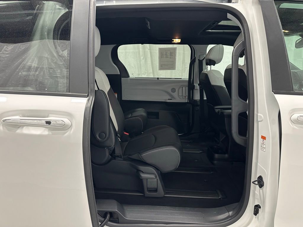 Used 2025 Toyota Sienna XSE image 56